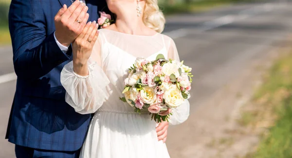 Newlyweds Hands Rings Wedding Bouquet Background Hands Bride Groom Gold — Stock Photo, Image