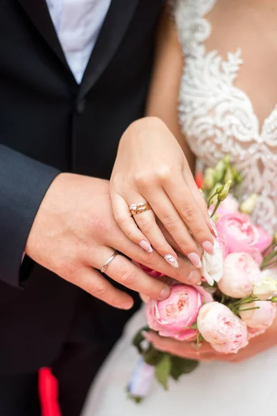 Mains Jeunes Mariés Avec Des Anneaux Bouquet Mariage Sur Fond — Photo