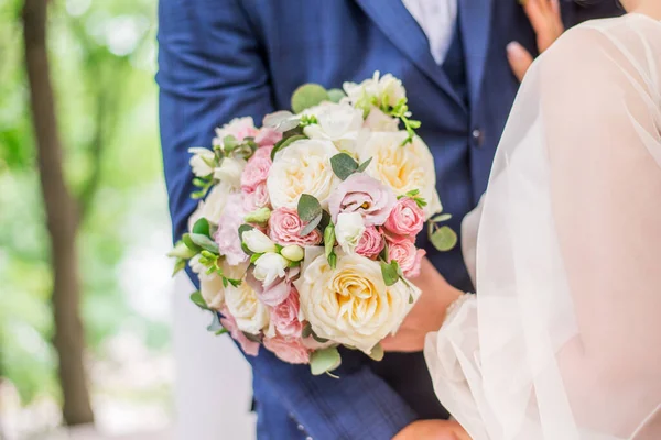 Mariée Marié Tenant Beau Bouquet Mariage Fleurs — Photo