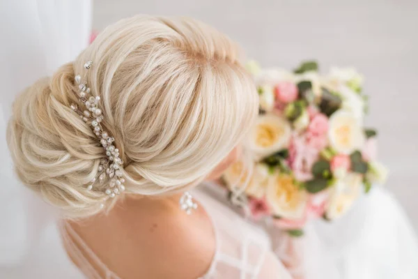 Frisur Der Braut Ein Tiefer Dutt Auf Ihren Blonden Haaren — Stockfoto