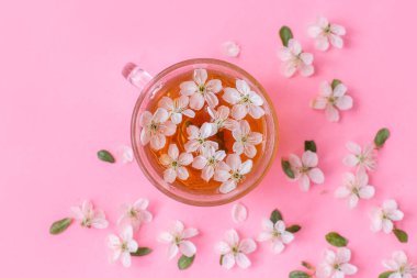 Yeşil arka planda leylak çiçekleri. Bahar Bayrağı.