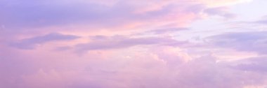 Pembe ve mor renkli yumuşak güneş ışığıyla güzel bir gökyüzü. Güzel gökyüzünün manzarası..