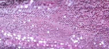 Pembe mor parlak kumaş, pullu, soyut arkaplan. Yakın plan..