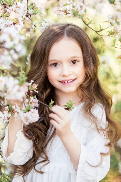 Portrait Une Belle Petite Fille Dans Jardin Fleuri Printemps Une — Photo