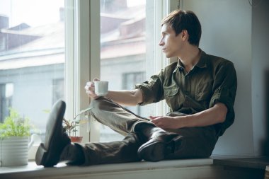 kahve ile romantik dalgın adam