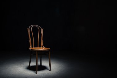 Boş odasında yalnız sandalye