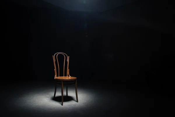 Sedia solitaria nella stanza vuota Fotografia Stock