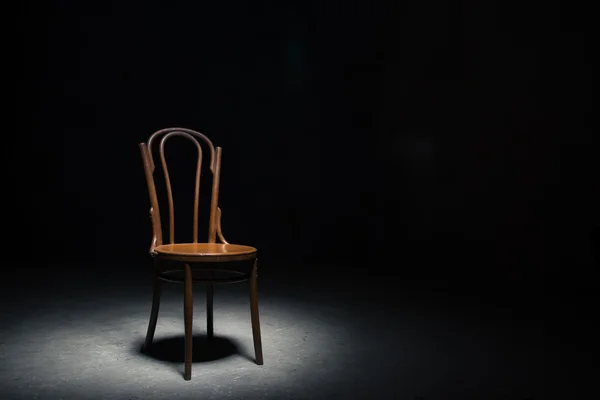 孤独的椅子上坐下，空荡荡的房间 图库图片