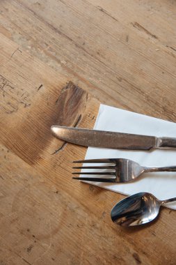 Çatal bıçak takımı ahşap tablo kümesi. Üstten Görünüm