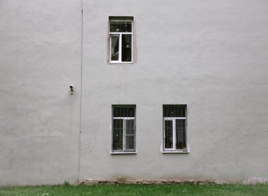 Üç windows ile gri duvar