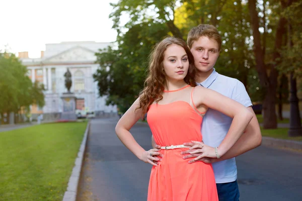 Young couple on the historical architectural background. — Stock Photo, Image