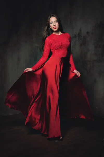 性感的年轻女人，穿着飘飘红衣裙 — 图库照片