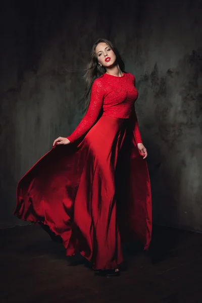 Sexy jovem senhora em fluttering vestido vermelho — Fotografia de Stock