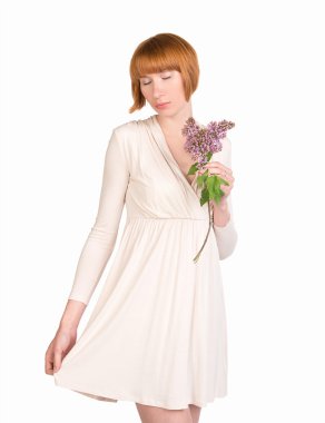 İçinde pastel leylak ve mütevazı bir görünüm ile romantik genç kadın