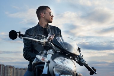 Faceman onun sportbike ile sahilde