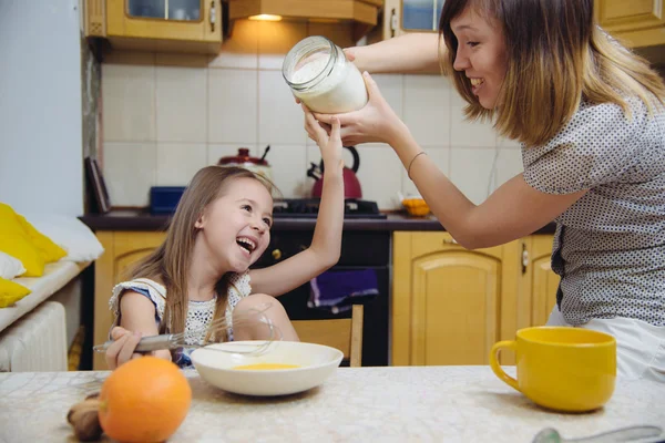 Malá dívka bude porazit těsto na palačinky — Stock fotografie