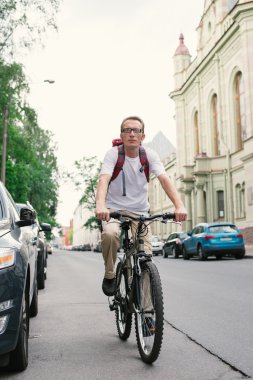 Küçük kız hamur krep için yenecek