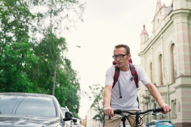 Küçük kız hamur krep için yenecek