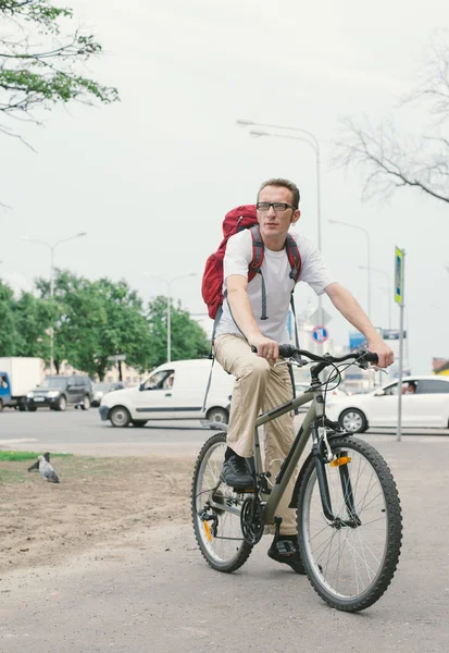 Mann mit Fahrrad auf moderner Straße — Stockfoto