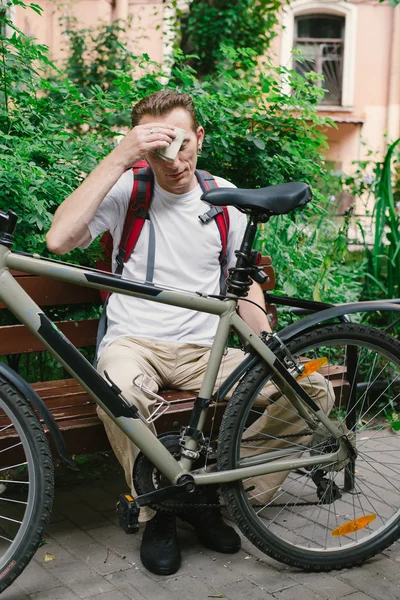 Müder Mann wischt sich die Stirn — Stockfoto