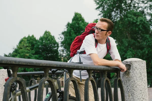 Fietser rust aan de kade — Stockfoto