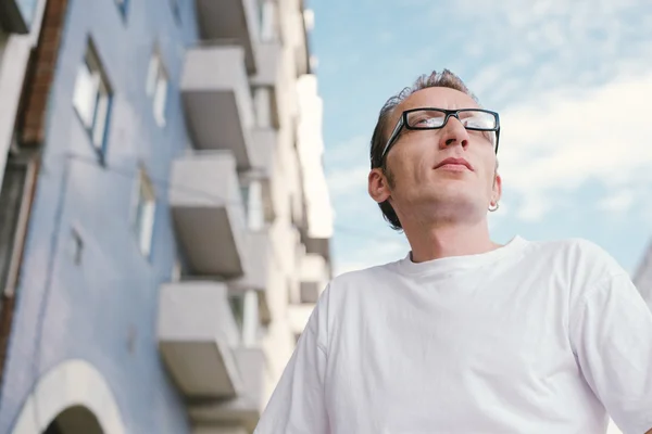 Homme d'âge moyen en face de l'immeuble de la ville . — Photo