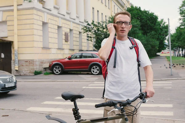 Muž při volbě způsobu — Stock fotografie