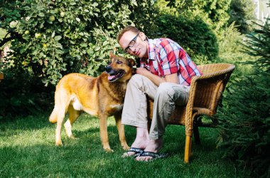 Adam ve onun köpek dinlenme bahçesinde