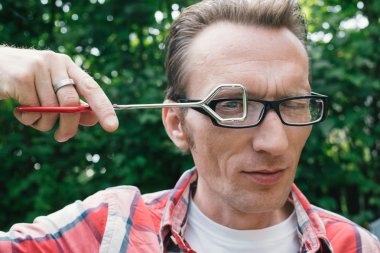 Eğlenceli headshot adam