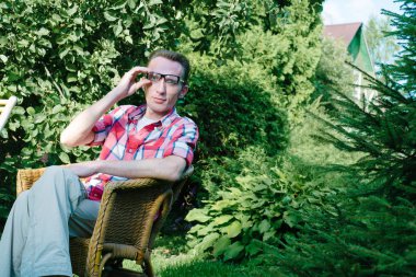 Adam sakin ol açık