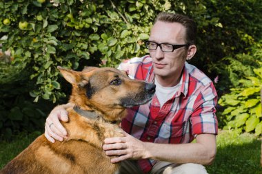 portre adam ve köpeği kadar kapatın