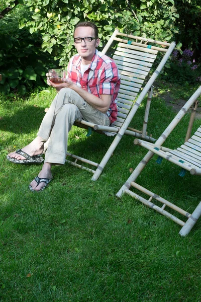 Hombre relajarse al aire libre — Foto de Stock