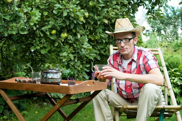 Man het drinken van thee — Stockfoto