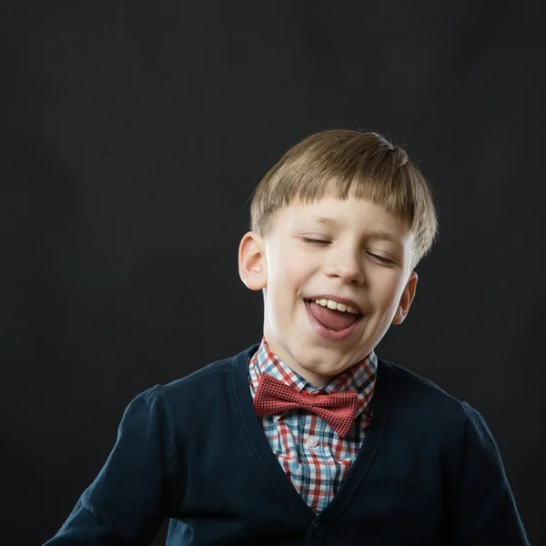 Κοντινό πλάνο με πορτρέτο του νεαρός χαμογελαστό χαριτωμένο αγόρι — Φωτογραφία Αρχείου