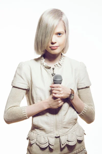 Seltsame schlanke blonde Mädchen singen Karaoke — Stockfoto
