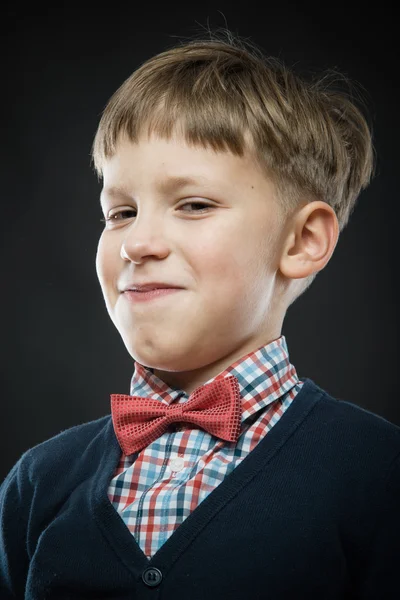 Nahaufnahme Porträt eines selbstgefälligen Jungen — Stockfoto