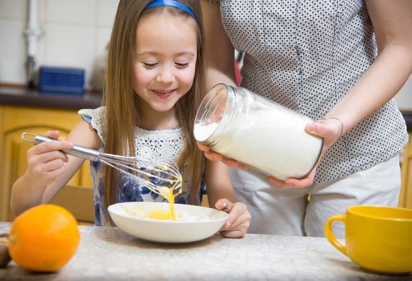 朝食を作る。ママは調理する娘を教える — ストック写真