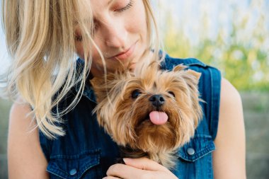 güzel yorkshir korkunç kızın diz 