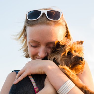 mutlu bir genç güzel kadın ile sarı saçlı holding küçük köpek