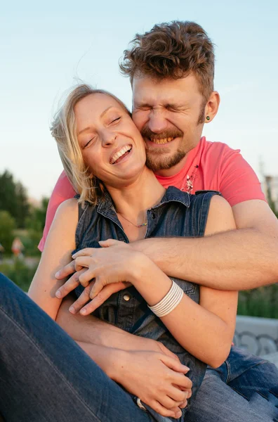 Glücklich hansome junge paar — Stockfoto