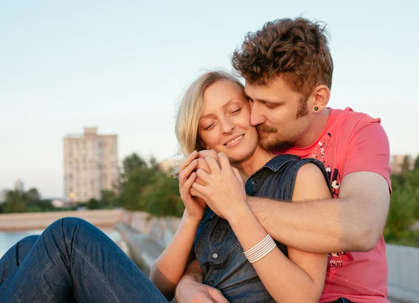 Bonita pareja abrazar al aire libre . —  Fotos de Stock