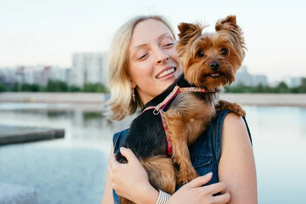 Bonita joven rubia con pequeño perro — Foto de Stock
