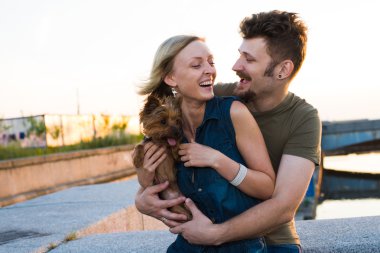 küçük köpek mutlu yakışıklı genç çiftle