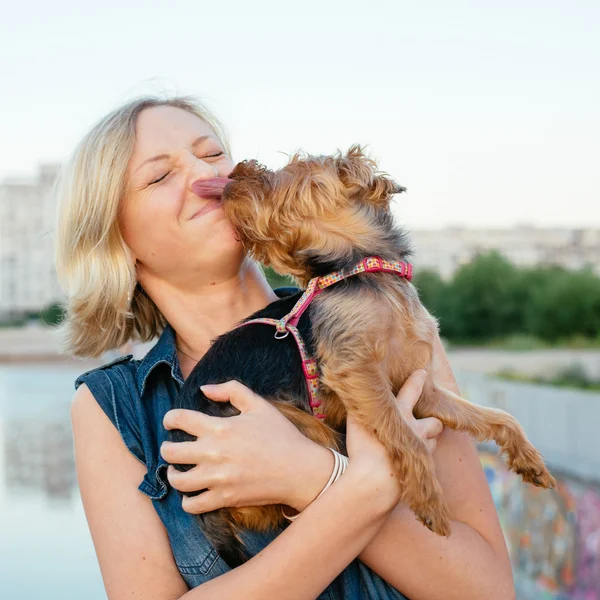 Bonita joven rubia con pequeño perro — Foto de Stock