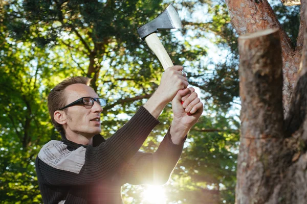 Mann hackt Holz mit Axt — Stockfoto