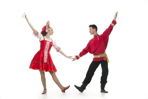 Pareja de bailarines en trajes tradicionales rusos, sarafán, kokoshnik, pantalones negros, camisa roja  . — Foto de Stock