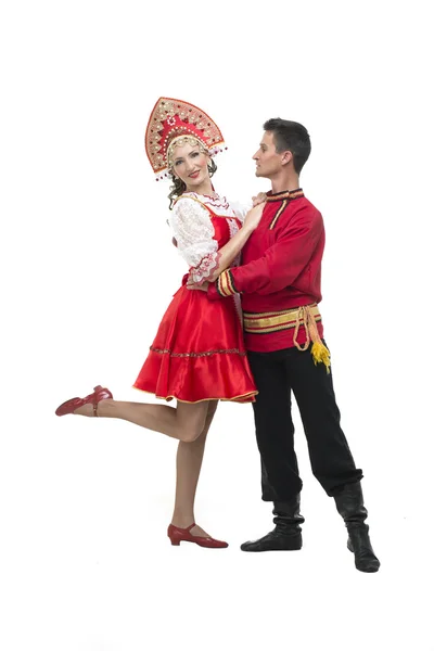 Pareja de bailarines en trajes tradicionales rusos, abrazando la pose de baile  . — Foto de Stock