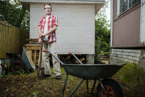 30-40 años de edad agricultor de pie en su patio trasero —  Fotos de Stock