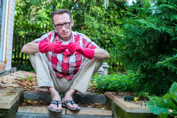 Moe werknemer zittend op de drempels — Stockfoto