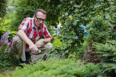 adam toprak gevşetin 